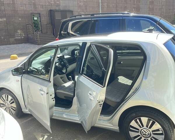 Серый Фольксваген e-up, объемом двигателя 0 л и пробегом 106 тыс. км за 8000 $, фото 4 на Automoto.ua