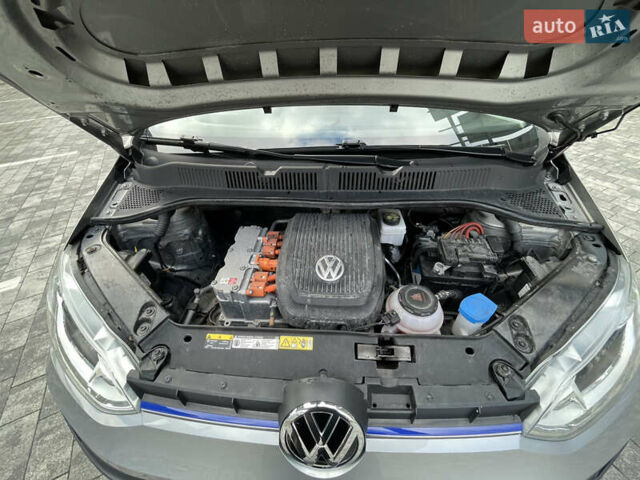 Серый Фольксваген e-up, объемом двигателя 0 л и пробегом 80 тыс. км за 7980 $, фото 53 на Automoto.ua