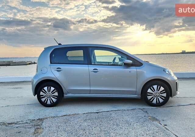 Серый Фольксваген e-up, объемом двигателя 0 л и пробегом 64 тыс. км за 12400 $, фото 4 на Automoto.ua