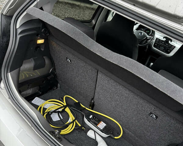 Серый Фольксваген e-up, объемом двигателя 0 л и пробегом 98 тыс. км за 9999 $, фото 25 на Automoto.ua