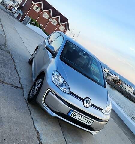 Серый Фольксваген e-up, объемом двигателя 0 л и пробегом 64 тыс. км за 12400 $, фото 1 на Automoto.ua