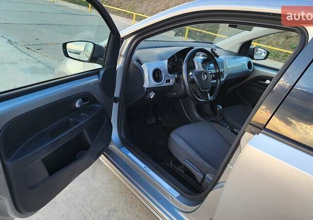 Серый Фольксваген e-up, объемом двигателя 0 л и пробегом 64 тыс. км за 12400 $, фото 19 на Automoto.ua