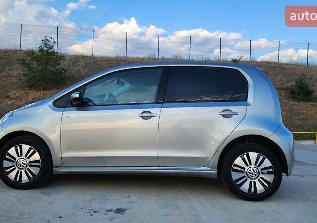 Серый Фольксваген e-up, объемом двигателя 0 л и пробегом 64 тыс. км за 12400 $, фото 3 на Automoto.ua