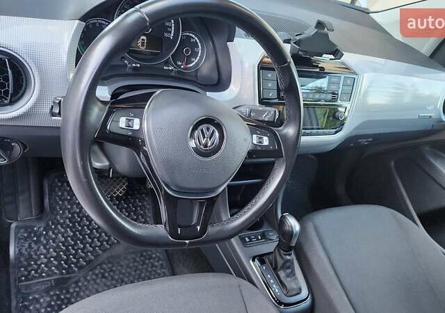 Серый Фольксваген e-up, объемом двигателя 0 л и пробегом 64 тыс. км за 12400 $, фото 17 на Automoto.ua