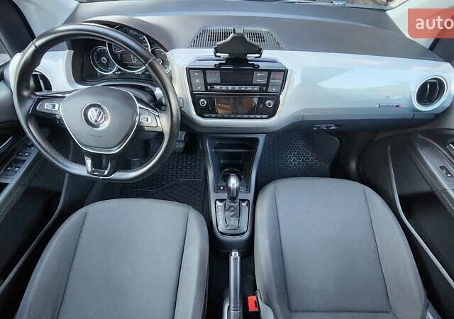 Серый Фольксваген e-up, объемом двигателя 0 л и пробегом 64 тыс. км за 12400 $, фото 16 на Automoto.ua