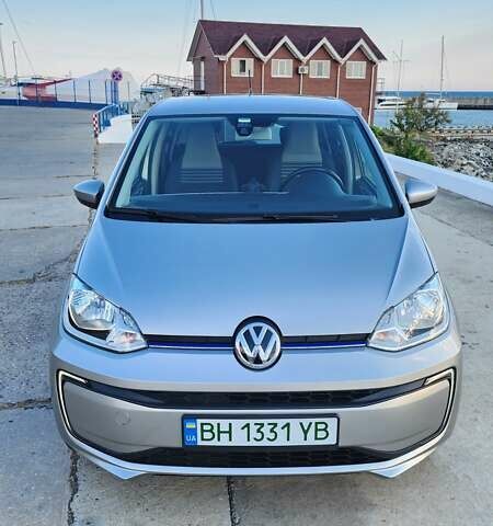 Серый Фольксваген e-up, объемом двигателя 0 л и пробегом 64 тыс. км за 12400 $, фото 2 на Automoto.ua