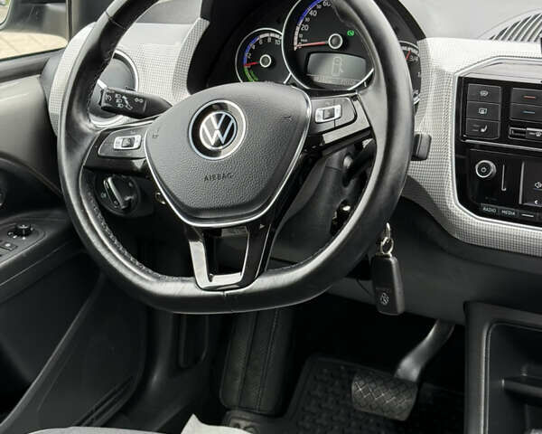 Серый Фольксваген e-up, объемом двигателя 0 л и пробегом 89 тыс. км за 10999 $, фото 34 на Automoto.ua