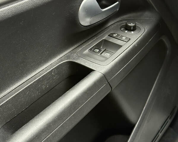 Серый Фольксваген e-up, объемом двигателя 0 л и пробегом 89 тыс. км за 10999 $, фото 27 на Automoto.ua