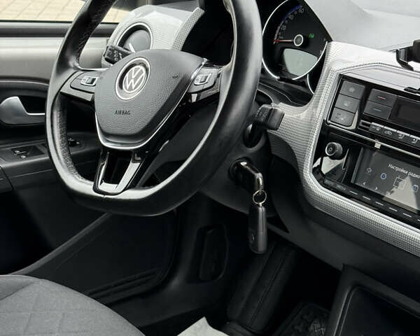 Серый Фольксваген e-up, объемом двигателя 0 л и пробегом 89 тыс. км за 10999 $, фото 33 на Automoto.ua