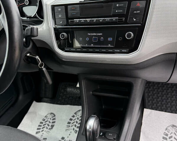 Серый Фольксваген e-up, объемом двигателя 0 л и пробегом 89 тыс. км за 10999 $, фото 37 на Automoto.ua