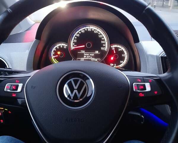 Серый Фольксваген e-up, объемом двигателя 0 л и пробегом 28 тыс. км за 11850 $, фото 1 на Automoto.ua