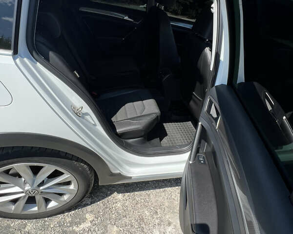 Белый Фольксваген Golf Alltrack, объемом двигателя 1.97 л и пробегом 284 тыс. км за 15500 $, фото 9 на Automoto.ua