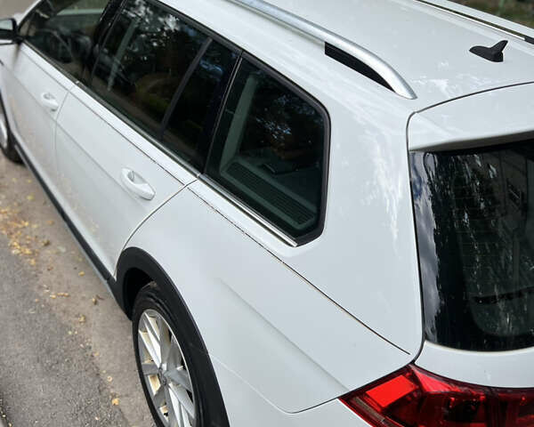 Белый Фольксваген Golf Alltrack, объемом двигателя 1.8 л и пробегом 196 тыс. км за 12400 $, фото 6 на Automoto.ua