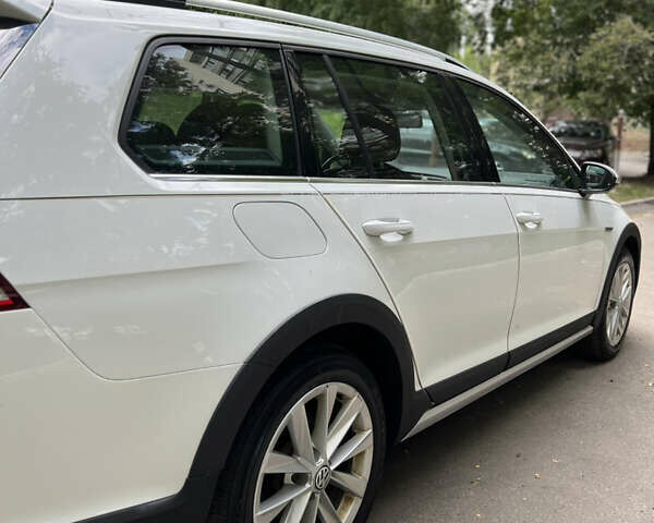 Белый Фольксваген Golf Alltrack, объемом двигателя 1.8 л и пробегом 196 тыс. км за 12400 $, фото 2 на Automoto.ua