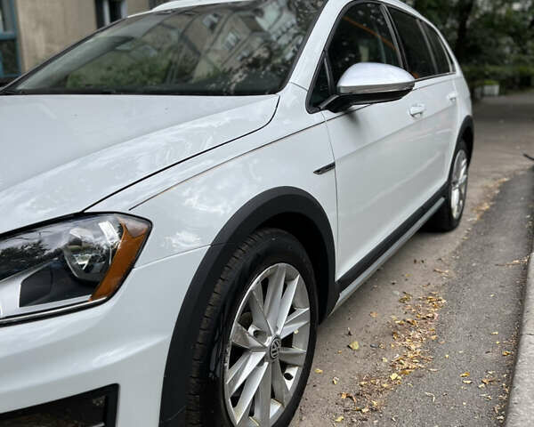 Белый Фольксваген Golf Alltrack, объемом двигателя 1.8 л и пробегом 196 тыс. км за 12400 $, фото 3 на Automoto.ua