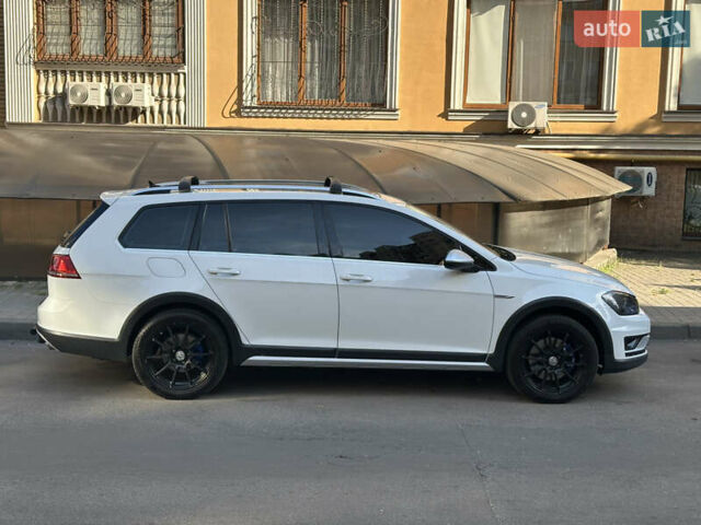 Белый Фольксваген Golf Alltrack, объемом двигателя 1.8 л и пробегом 106 тыс. км за 15000 $, фото 1 на Automoto.ua