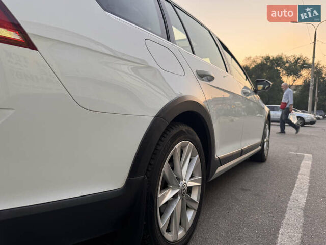 Белый Фольксваген Golf Alltrack, объемом двигателя 1.8 л и пробегом 107 тыс. км за 15000 $, фото 4 на Automoto.ua