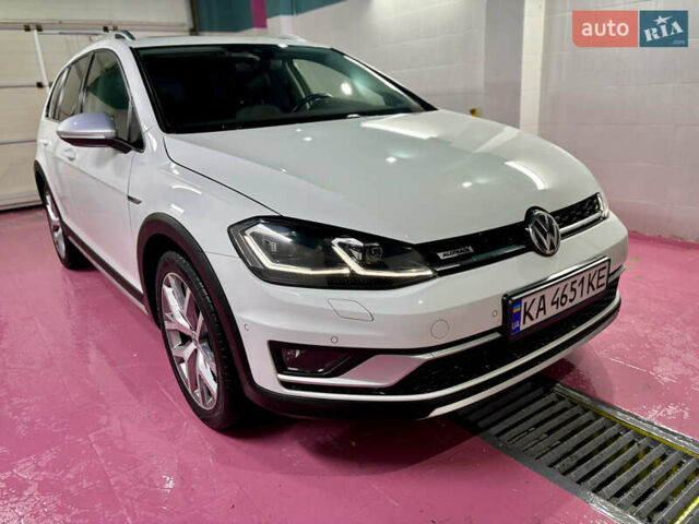 Белый Фольксваген Golf Alltrack, объемом двигателя 1.8 л и пробегом 58 тыс. км за 15999 $, фото 1 на Automoto.ua
