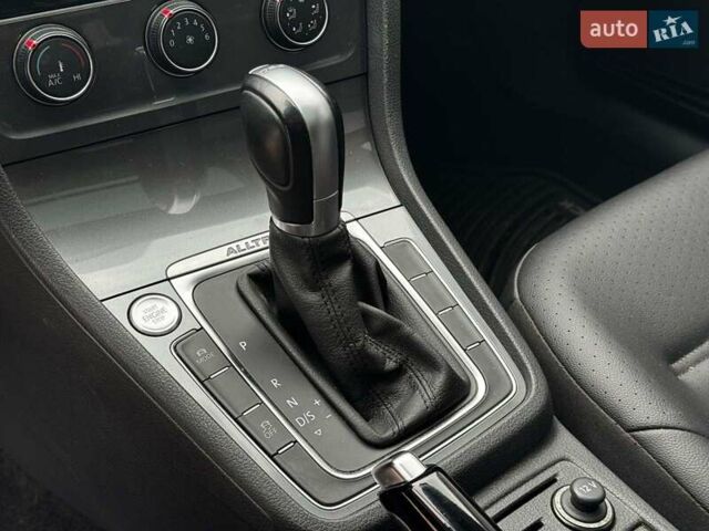 Красный Фольксваген Golf Alltrack, объемом двигателя 1.8 л и пробегом 133 тыс. км за 11980 $, фото 19 на Automoto.ua