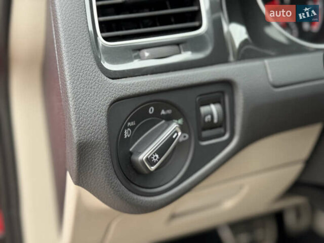 Красный Фольксваген Golf Alltrack, объемом двигателя 1.8 л и пробегом 45 тыс. км за 16300 $, фото 19 на Automoto.ua