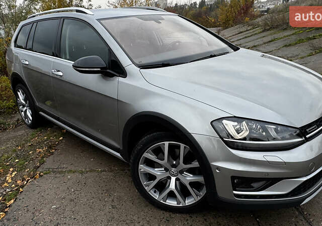 Серый Фольксваген Golf Alltrack, объемом двигателя 1.97 л и пробегом 263 тыс. км за 15555 $, фото 1 на Automoto.ua