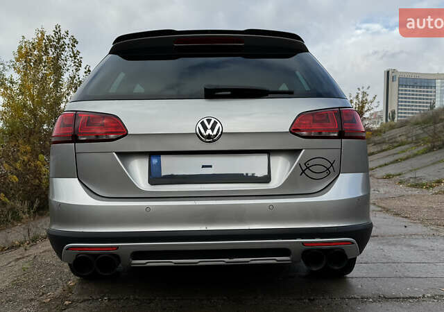 Серый Фольксваген Golf Alltrack, объемом двигателя 1.97 л и пробегом 263 тыс. км за 15555 $, фото 5 на Automoto.ua