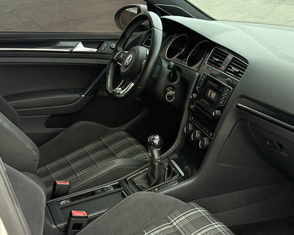 Белый Фольксваген Golf GTD, объемом двигателя 2 л и пробегом 218 тыс. км за 14550 $, фото 7 на Automoto.ua