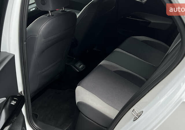 Белый Фольксваген ID.3, объемом двигателя 0 л и пробегом 127 тыс. км за 17499 $, фото 73 на Automoto.ua