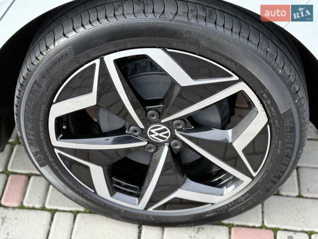 Фольксваген ID.3 2020 в Луцке на Automoto.ua Белый Фольксваген ID.3, объемом двигателя 0 л и пробегом 148 тыс. км за 17500 $, фото 12 на Automoto.ua