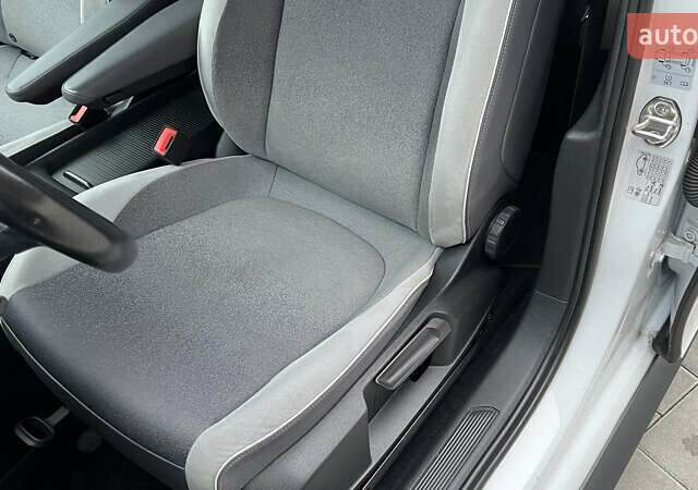 Белый Фольксваген ID.3, объемом двигателя 0 л и пробегом 127 тыс. км за 17499 $, фото 106 на Automoto.ua