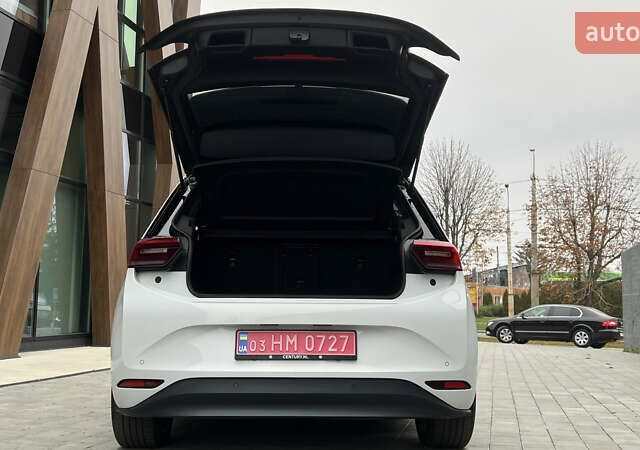 Белый Фольксваген ID.3, объемом двигателя 0 л и пробегом 127 тыс. км за 17499 $, фото 63 на Automoto.ua