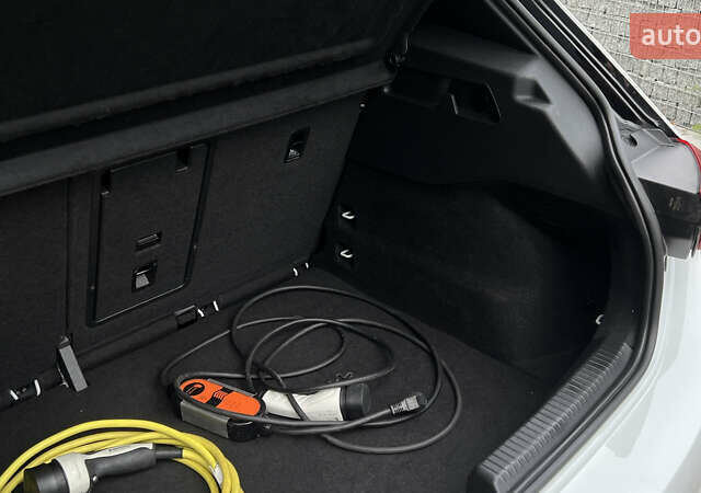 Белый Фольксваген ID.3, объемом двигателя 0 л и пробегом 127 тыс. км за 17499 $, фото 66 на Automoto.ua