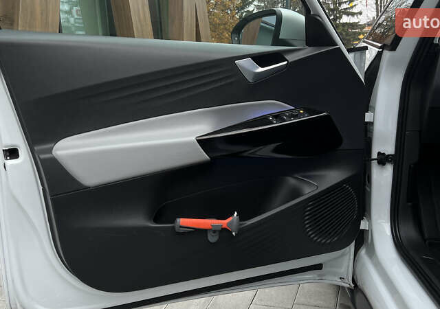 Белый Фольксваген ID.3, объемом двигателя 0 л и пробегом 127 тыс. км за 17499 $, фото 101 на Automoto.ua