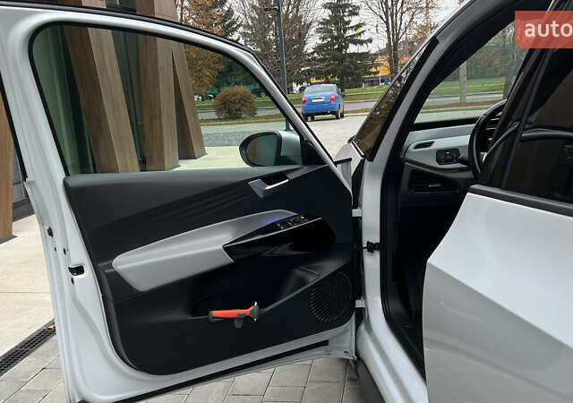 Белый Фольксваген ID.3, объемом двигателя 0 л и пробегом 127 тыс. км за 17499 $, фото 100 на Automoto.ua