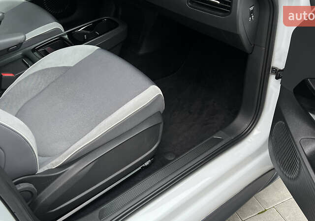 Белый Фольксваген ID.3, объемом двигателя 0 л и пробегом 127 тыс. км за 17499 $, фото 92 на Automoto.ua