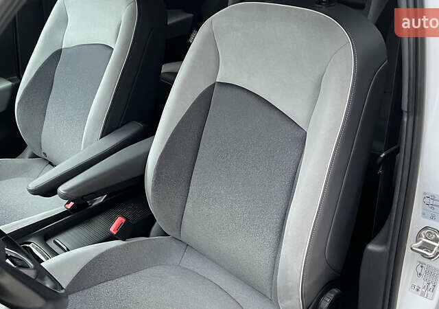 Белый Фольксваген ID.3, объемом двигателя 0 л и пробегом 127 тыс. км за 17499 $, фото 105 на Automoto.ua