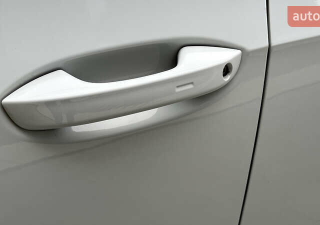 Белый Фольксваген ID.3, объемом двигателя 0 л и пробегом 127 тыс. км за 17499 $, фото 42 на Automoto.ua