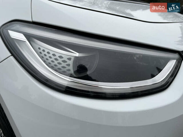 Білий Фольксваген ID.3, об'ємом двигуна 0 л та пробігом 85 тис. км за 17999 $, фото 7 на Automoto.ua