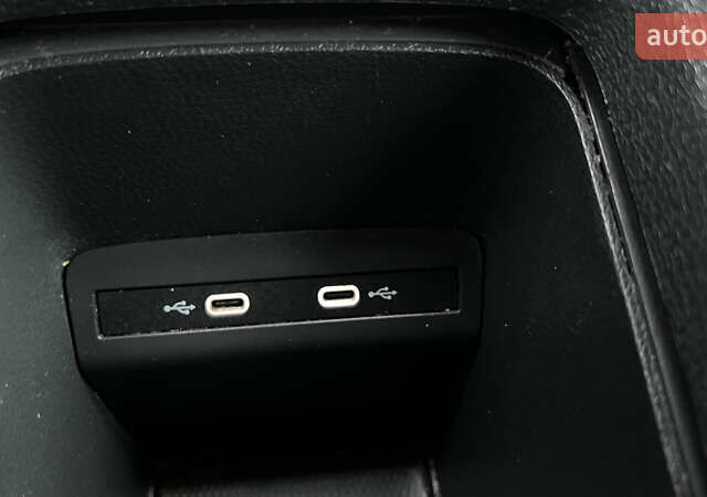 Белый Фольксваген ID.3, объемом двигателя 0 л и пробегом 127 тыс. км за 17499 $, фото 127 на Automoto.ua