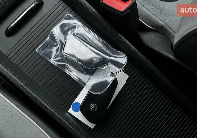 Белый Фольксваген ID.3, объемом двигателя 0 л и пробегом 127 тыс. км за 17499 $, фото 166 на Automoto.ua