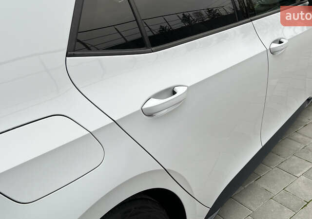 Белый Фольксваген ID.3, объемом двигателя 0 л и пробегом 127 тыс. км за 17499 $, фото 46 на Automoto.ua