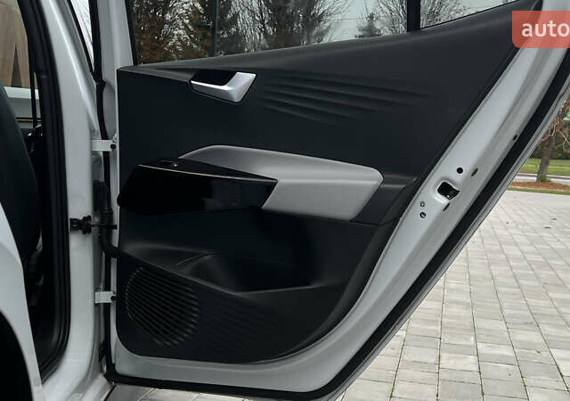 Белый Фольксваген ID.3, объемом двигателя 0 л и пробегом 127 тыс. км за 17499 $, фото 78 на Automoto.ua