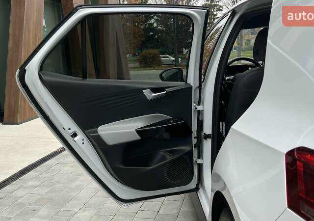 Белый Фольксваген ID.3, объемом двигателя 0 л и пробегом 127 тыс. км за 17499 $, фото 70 на Automoto.ua