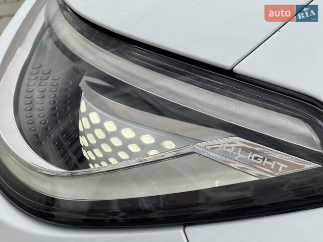 Білий Фольксваген ID.3, об'ємом двигуна 0 л та пробігом 84 тис. км за 17400 $, фото 13 на Automoto.ua