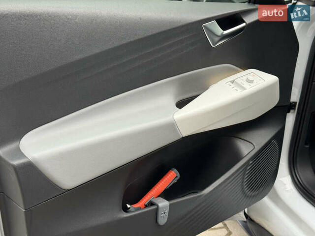 Білий Фольксваген ID.3, об'ємом двигуна 0 л та пробігом 84 тис. км за 17400 $, фото 39 на Automoto.ua