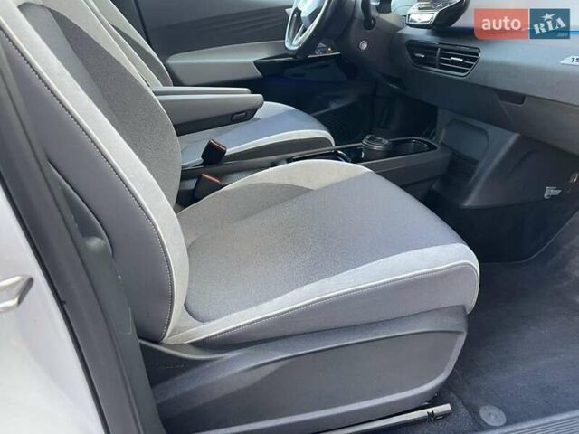 Белый Фольксваген ID.3, объемом двигателя 0 л и пробегом 125 тыс. км за 18299 $, фото 6 на Automoto.ua