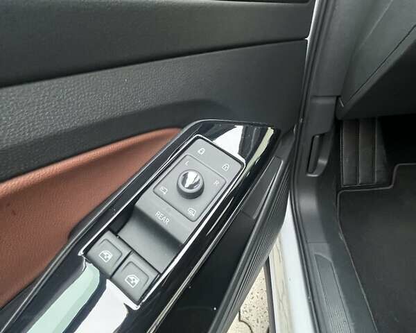 Белый Фольксваген ID.4, объемом двигателя 0 л и пробегом 69 тыс. км за 24500 $, фото 45 на Automoto.ua