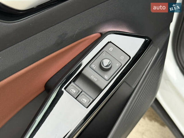 Белый Фольксваген ID.4, объемом двигателя 0 л и пробегом 61 тыс. км за 20900 $, фото 36 на Automoto.ua