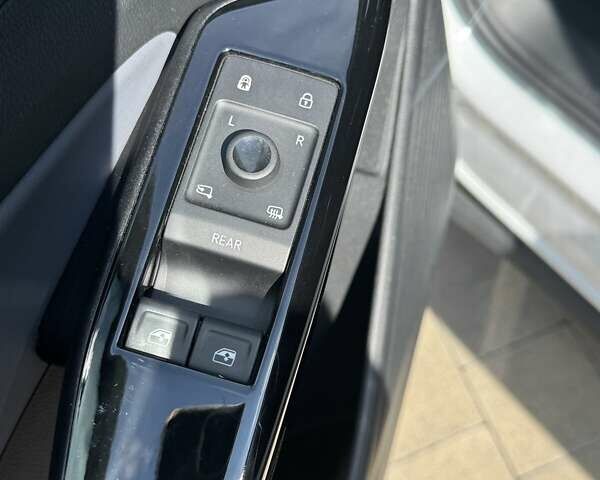 Белый Фольксваген ID.4, объемом двигателя 0 л и пробегом 60 тыс. км за 23900 $, фото 13 на Automoto.ua