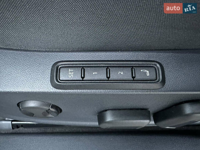 Белый Фольксваген ID.4, объемом двигателя 0 л и пробегом 65 тыс. км за 22999 $, фото 10 на Automoto.ua